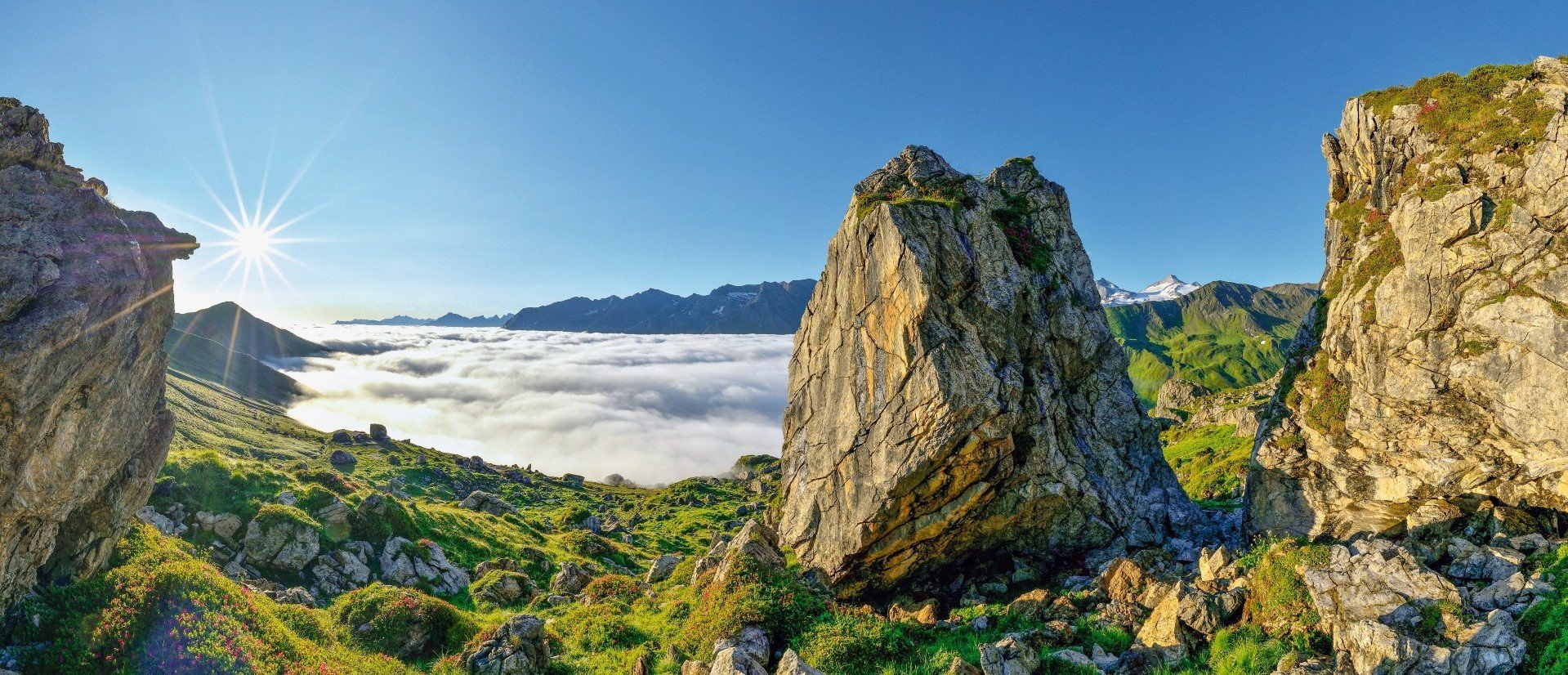 Bergpanorama im Sommerbei schönem Wetter mit satten Farben